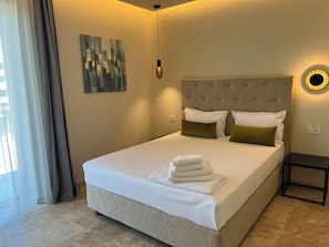 Deluxe kamer, 1 twee- of 2 eenpersoonsbedden | Een kluis op de kamer, individueel gedecoreerd, individueel gemeubileerd