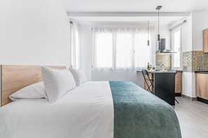 Cubrecamas y caja de seguridad en la habitación 