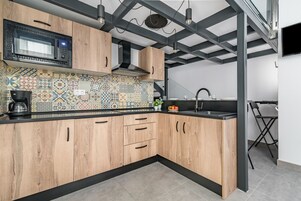 Loftíbúð fyrir fjölskyldu (003) | Einkaeldhús | Örbylgjuofn, eldavélarhellur, kaffivél/teketill, rafmagnsketill