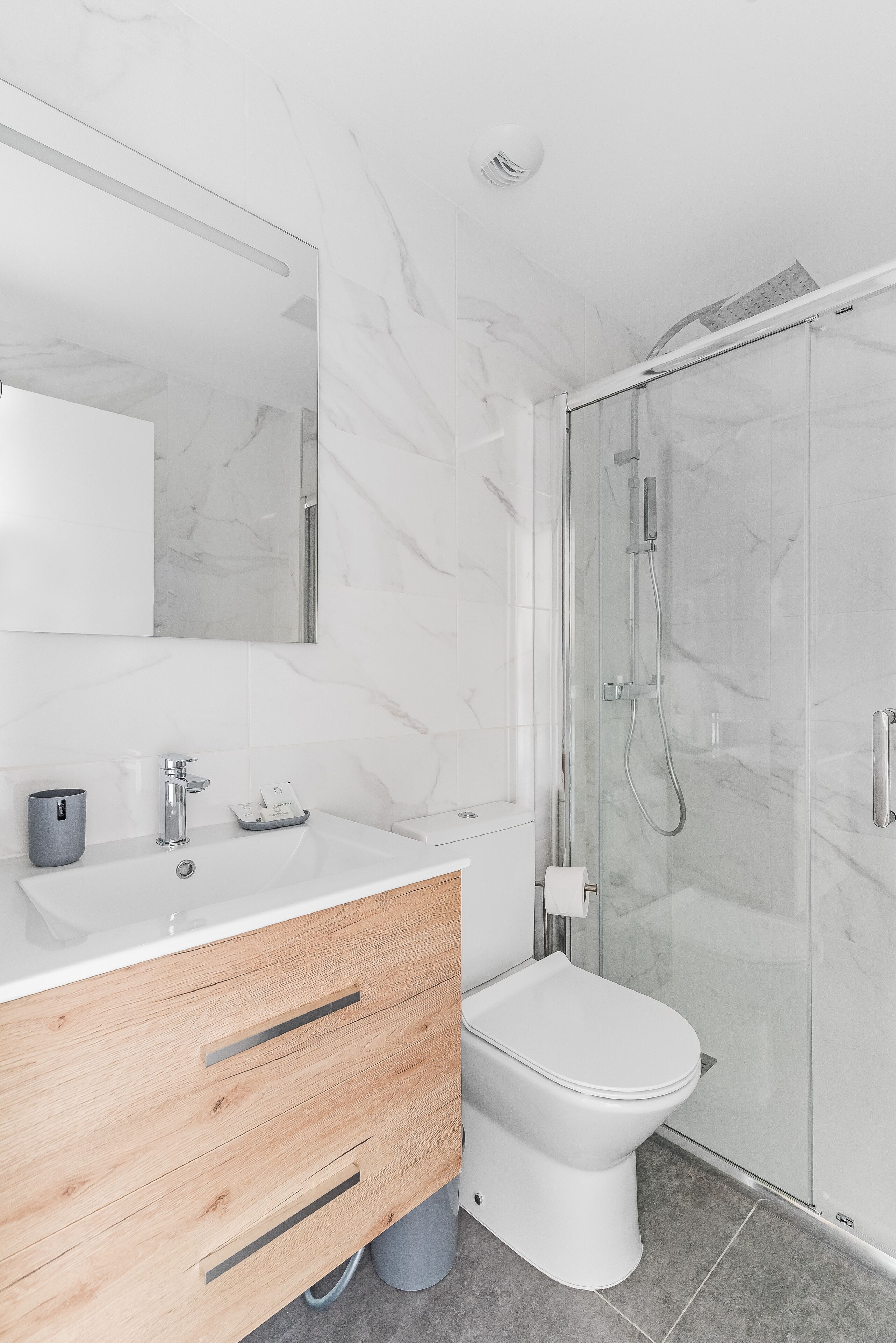 Dusj, regndusjhode, hårføner og håndklær