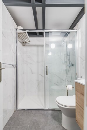 Shower, rainfall showerhead, hair dryer, towels - Open Sea Suites (Las Palmas de Gran Canaria)