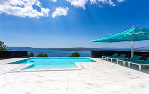 A swimming pool with a view of the sea and mountains. - Nice home in Crikvenica with sauna (Crikvenica)