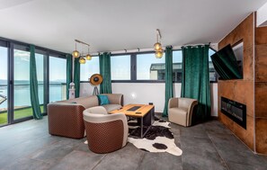 TV - Nice home in Crikvenica with sauna (Crikvenica)