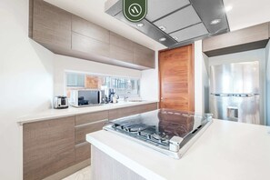 Frigorifero, microonde, forno, piano cottura