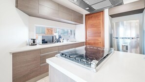 Refrigerador, microondas, horno y parrilla de estufa