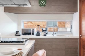 Kjøleskap, mikrobølgeovn, ovn og kokeplater