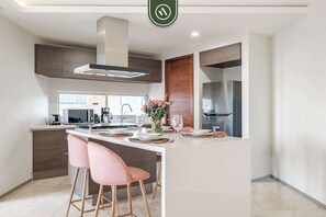 Frigorifero, microonde, forno, piano cottura