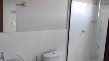 Quarto casal executivo | Banheiro | Chuveiro, toalhas de banho, sabonete, shampoo