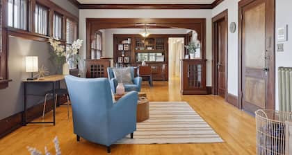 Footsteps to Lake & Tons of Restaurants! Charming!