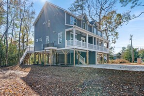 Exterior - Walk to Beach 3BR Home w/ Resort Pool & Free Linens (Myrtle Beach)