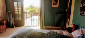 1 bedroom, WiFi, bed sheets - Suite Maison à votre santé bed and bathroom incl 60m2 living/dining room (Savignac-de-Duras)