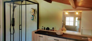 Douche, sèche-cheveux, serviettes fournies, shampoing