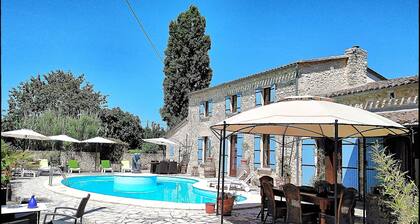 Suite Maison à votre santé bed and bathroom incl 60m2 living/dining room