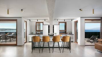 Departamento exclusivo | Cocina privada | Refrigerador con congelador, microondas, horno y lavavajillas