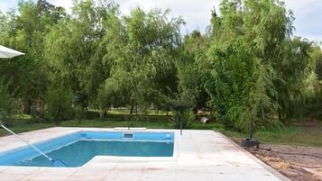 Una piscina al aire libre, sombrillas