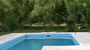 Outdoor pool, pool umbrellas - Finca La Sala (Tinogasta)