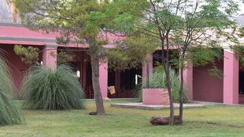 المنطقة المحيطة بالمنشأة