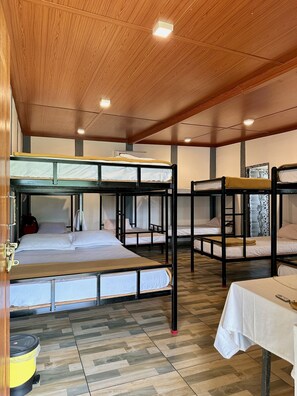 A/c dormitory with 2 bathrooms | 1 habitación, escritorio, wifi gratis y ropa de cama