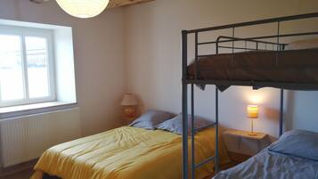 2 bedrooms, travel crib, bed sheets