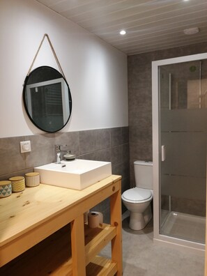 Een douche, een haardroger, handdoeken