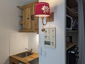 Kahvin-/teenkeitin, jääkaappi, mikroaaltouuni, uuni