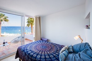 2 habitaciones, escritorio, tabla de planchar con plancha y wifi