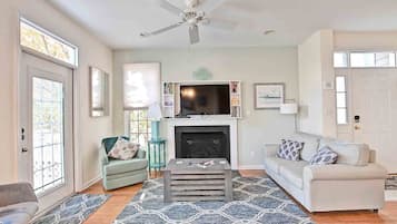 Tv och ett bordtennisbord