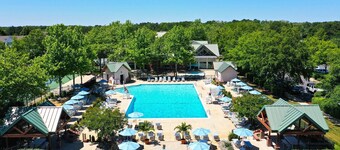 Beautiful and Spacious 5 Bed Townhome, end unit, located in the Bear Trap Dunes Community! Game Room, WIFI, Pools, Shuttle to the Beach, and more!
