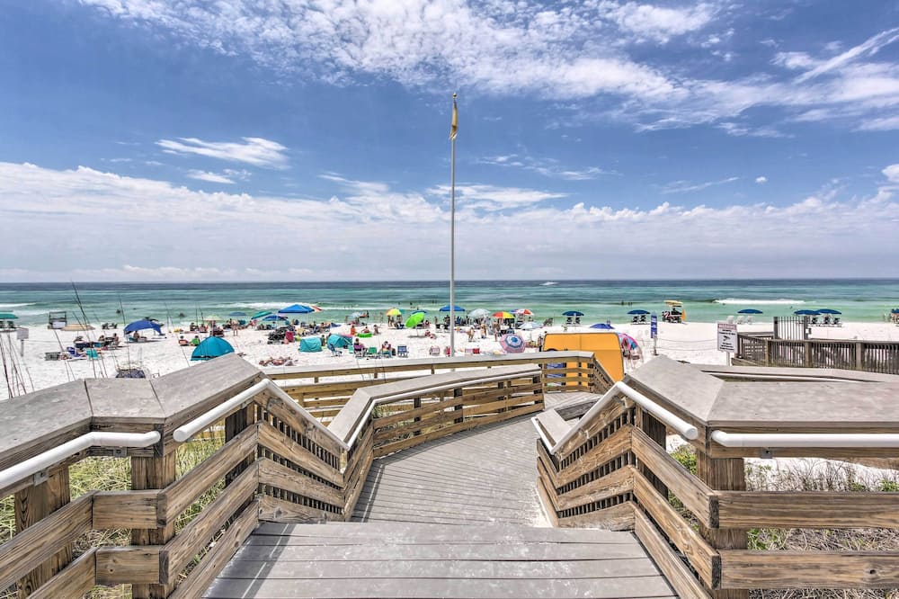 Winter Getaway: Destin Condo by Golf & Dining