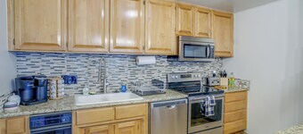 การสบถ Cabin Ruidoso พร้อมดาดฟ้าหลายระดับ