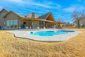 Una piscina al aire libre