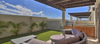 Luxe Cabo Casa w/ Own Rooftop Patio + Pool Access!