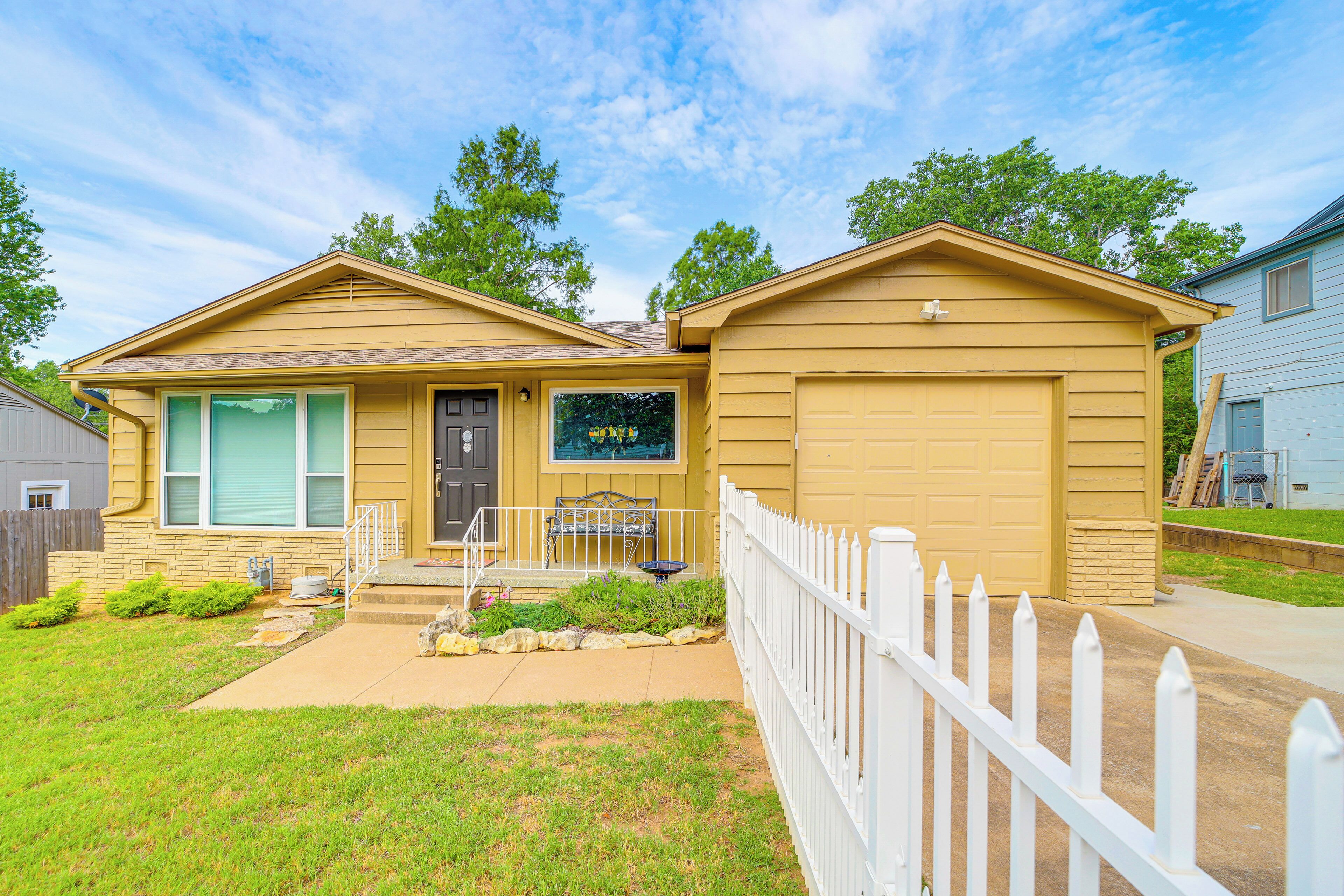 House (3 Bedrooms) | Exterior