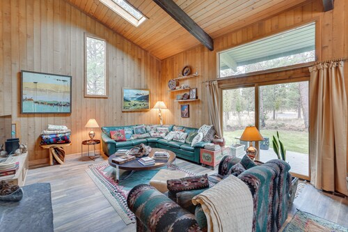 Sunriver Resort Home: Near Skiing, Town & Trails