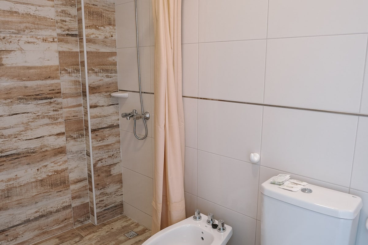 Deluxe Studio Suite | Bathroom | Shower, towels