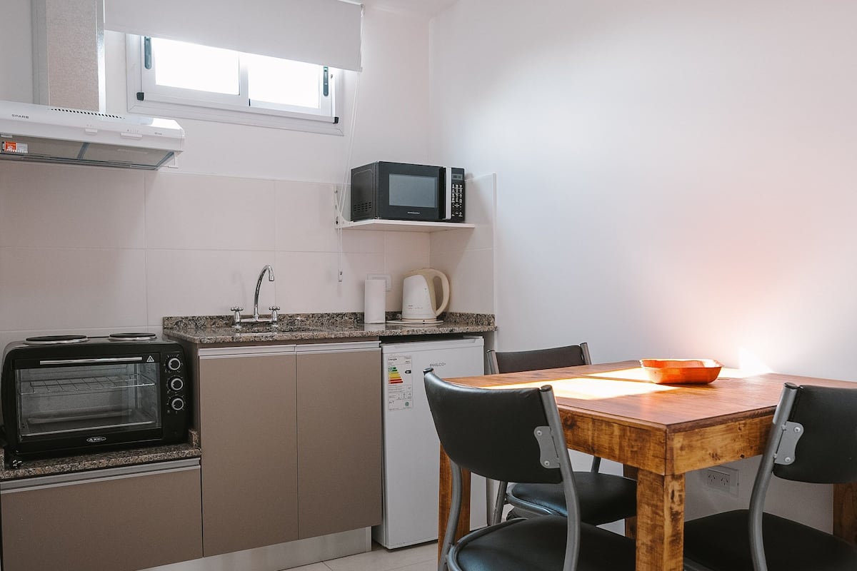 Full-size fridge, microwave, oven, electric kettle