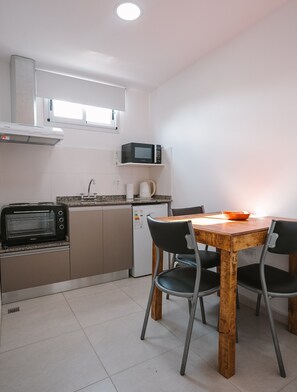 Full-size fridge, microwave, oven, electric kettle