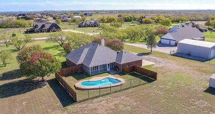 9 Mi to Ray Roberts Lake: Texas Retreat w/ Pool
