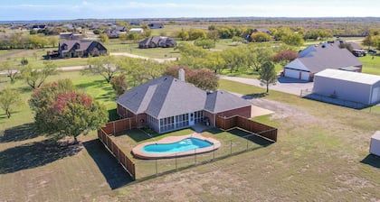 9 Mi to Ray Roberts Lake: Texas Retreat w/ Pool