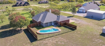 9 Mi to Ray Roberts Lake: Texas Retreat w/ Pool