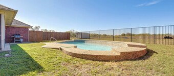 9 Mi to Ray Roberts Lake: Texas Retreat w/ Pool