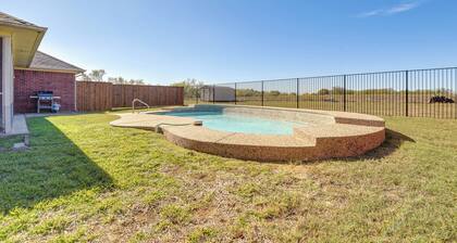 9 Mi to Ray Roberts Lake: Texas Retreat w/ Pool