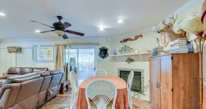 Pet-friendly Freeport Home - 2 Mi to Beach!