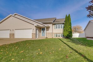 Apartment (3 Bedrooms) | Interior - Bright Little Chute Condo w/ Deck & Yard! (Little Chute)