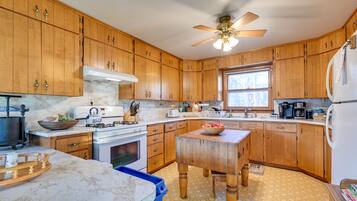 House (3 Bedrooms) | Private kitchen | Microwave, oven, stovetop, cookware/dishes/utensils