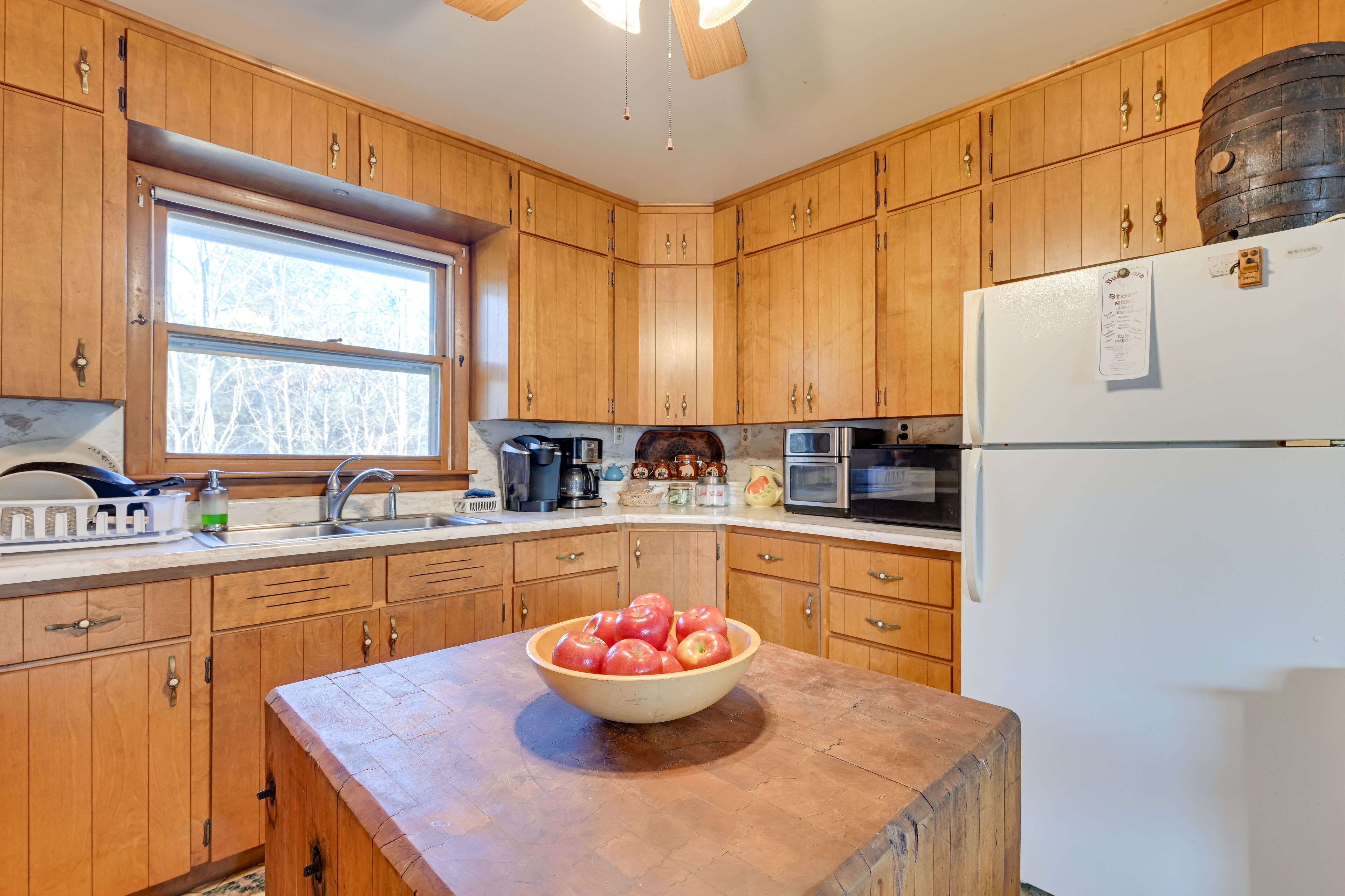 House (3 Bedrooms) | Private kitchen | Microwave, oven, stovetop, cookware/dishes/utensils