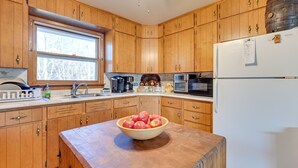 Nhà (3 Bedrooms) | Bếp riêng | Lò vi sóng, lò nướng, bếp nấu, dụng cụ nấu nướng/bát dĩa/dao nĩa 