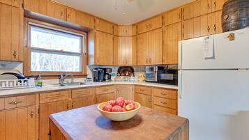 House (3 Bedrooms) | Private kitchen | Microwave, oven, stovetop, cookware/dishes/utensils