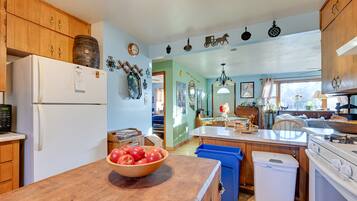 House (3 Bedrooms) | Private kitchen | Microwave, oven, stovetop, cookware/dishes/utensils