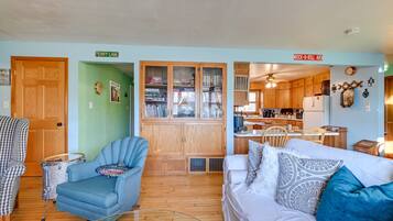 Flat-screen TV, fireplace, DVD player, books